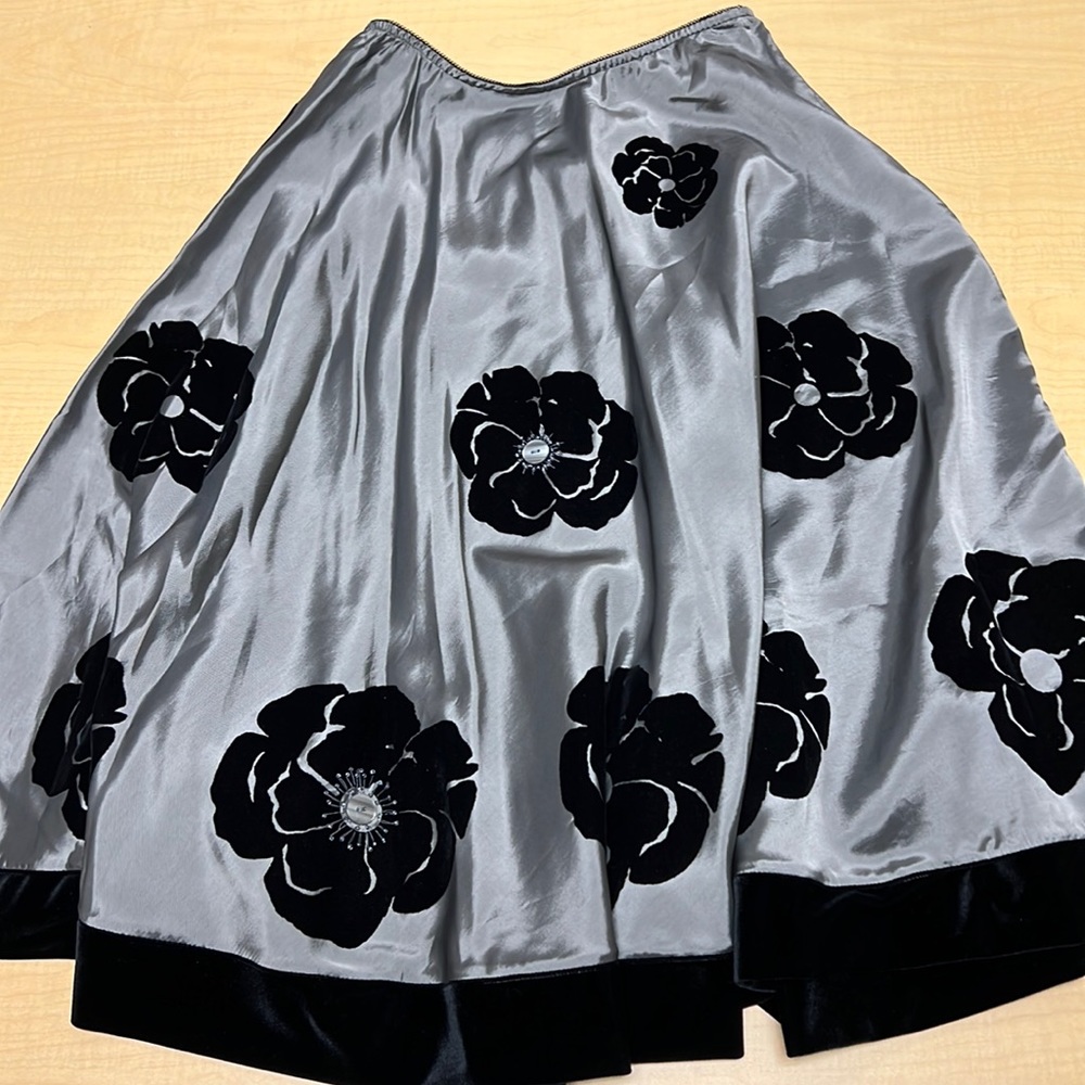 MSK gray and black flower skirt, size medium, NWT